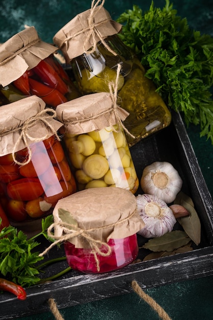 Verduras en escabeche en tarros de cristal