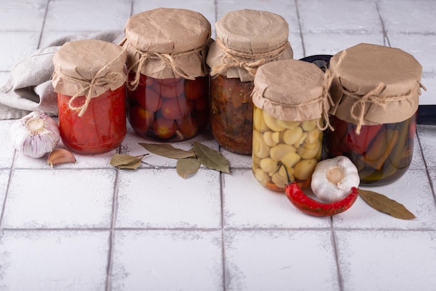 Verduras en escabeche en tarros de cristal