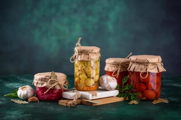 Verduras en escabeche en tarros de cristal