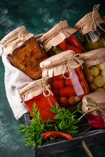 Verduras en escabeche en tarros de cristal