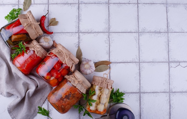 Verduras en escabeche en tarros de cristal