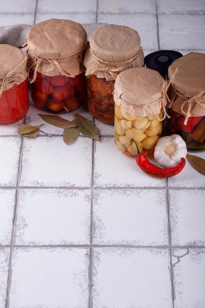 Foto verduras en escabeche en tarros de cristal