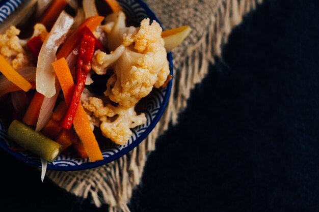 Verduras en escabeche, vinagre, zanahoria, cebolla, coliflor, vainas y pimiento dulce.