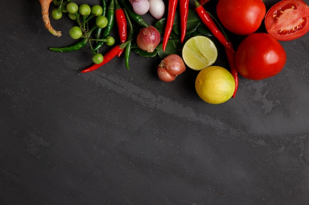 verduras y especias para cocinar sobre fondo oscuro