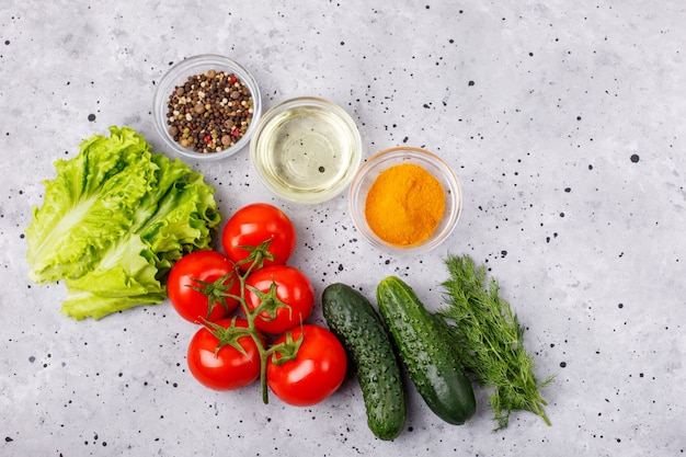 Verduras y especias en un espacio gris, concepto de cocina. Espacio de comida.