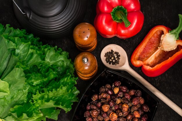 Verduras y especias frescas lavadas en un fondo negro