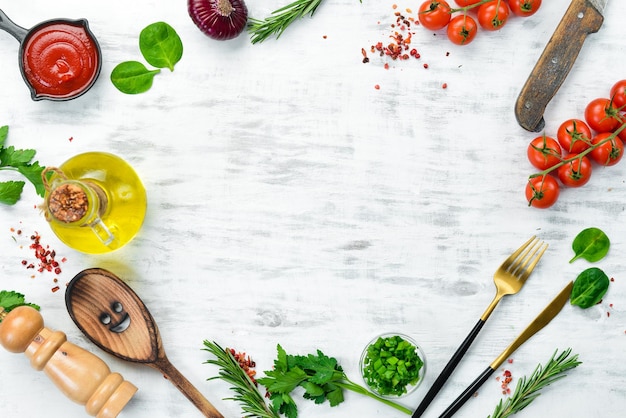 Verduras, especias y hierbas sobre un fondo de madera blanca. Fondo de cocina. Vista superior. Espacio libre para texto.