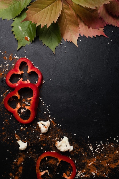 Verduras y especias. ingredientes alimentarios sobre fondo oscuro. Copie el espacio. creatividad en la cocina