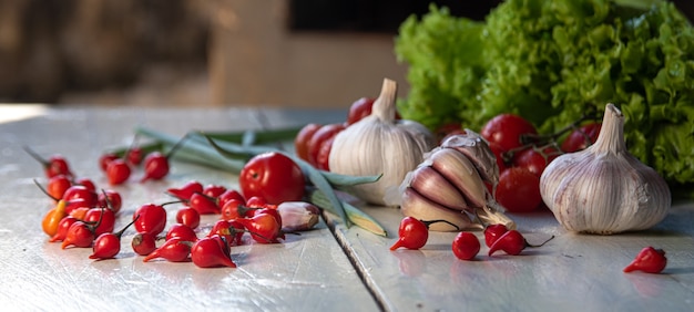 Verduras y especias en una mesa con luz natural y enfoque seleccionado