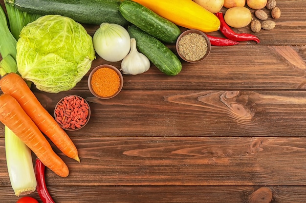 Verduras y especias en mesa de madera