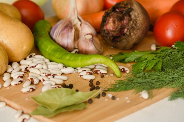 Verduras y especias en una tabla para cortar madera en la cocina