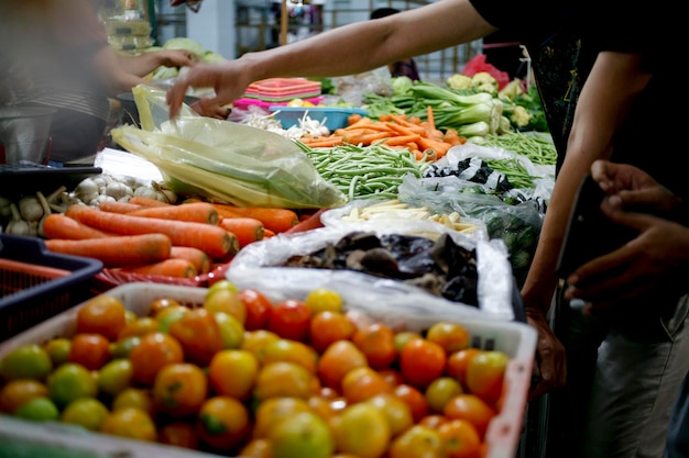 Verduras en exhibición en el puesto del mercado