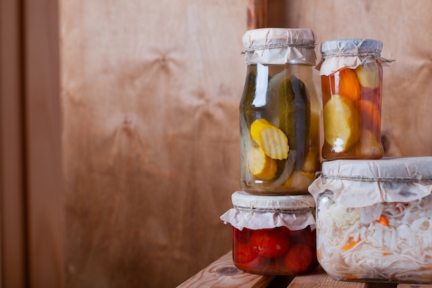 Foto verduras fermentadas en frascos de vidrio en la despensa