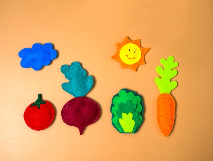 Foto verduras de fieltro sobre un fondo naranja
