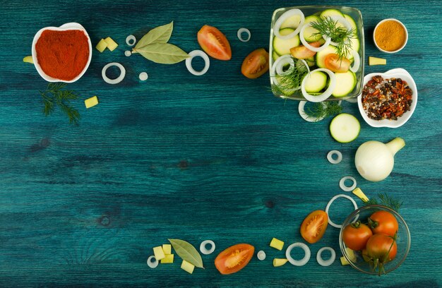 VERDURAS EN EL FONDO. VERDURAS Y ESPECIAS FRESCAS EN UNA SUPERFICIE DE MADERA. COPIAR ESPACIO