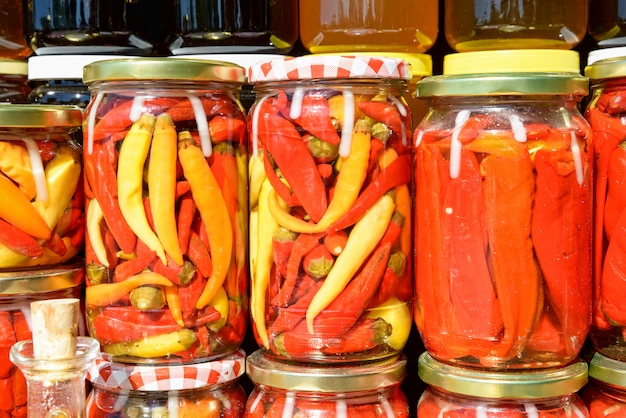 Verduras en frascos de vidrio