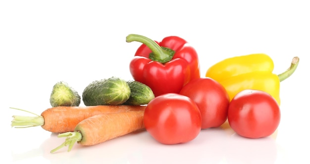 Verduras frescas aisladas en blanco