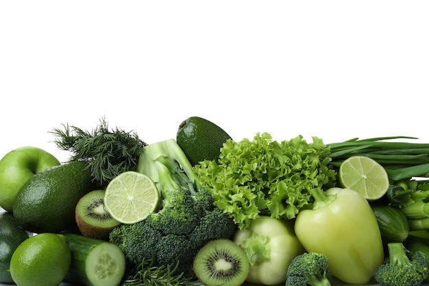 Verduras frescas aisladas sobre fondo blanco.