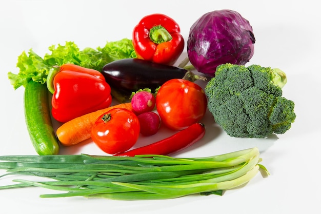 Verduras frescas aislado sobre un fondo blanco.