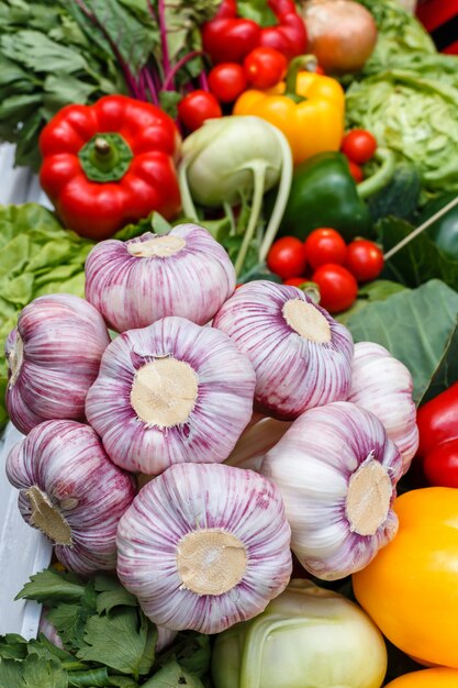 Verduras frescas - ajo, coliflor, vegetación, cebolla en una mesa de picnic en un día de verano. Alimentación saludable.