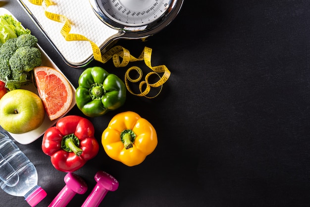 Verduras frescas, báscula, pesas y agua potable.