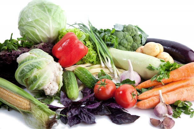 Verduras frescas en blanco.