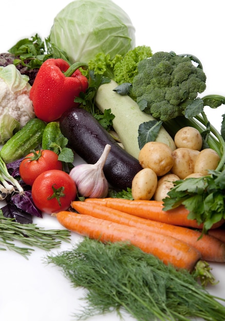 Verduras frescas en blanco.