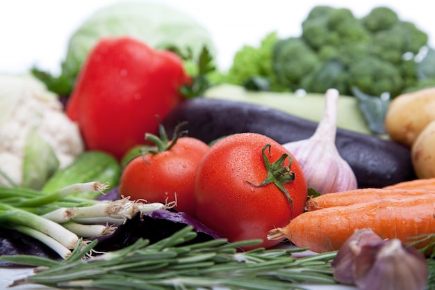 Verduras frescas en blanco.