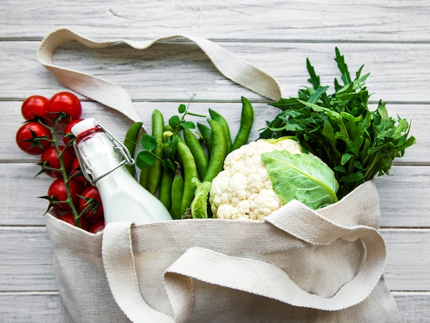Verduras frescas en bolsa de algodón ecológico