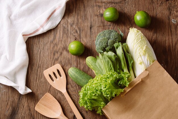 Foto verduras frescas en una bolsa de papel marrón