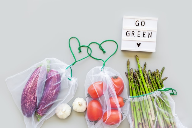 Verduras frescas en bolsas eco reutilizables