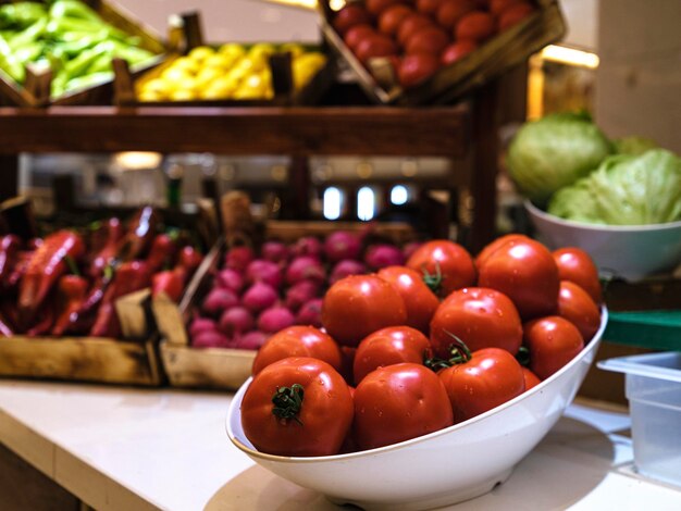 Verduras frescas en el buffet del hotel