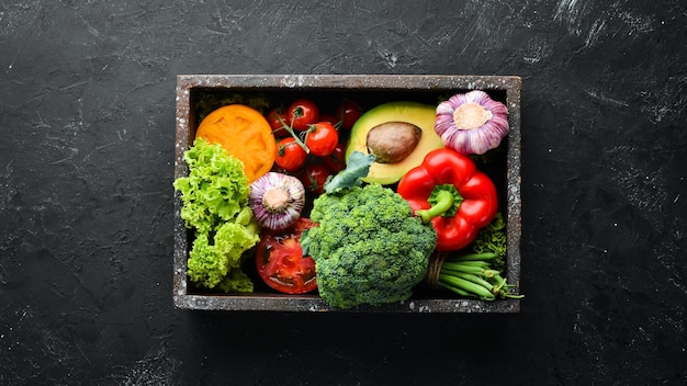 Verduras frescas en una caja de madera Comida vegetariana Vista superior Espacio libre para su texto