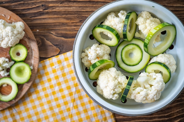 Verduras frescas calabacín y coliflor