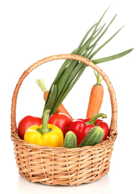 Verduras frescas en canasta aislado en blanco