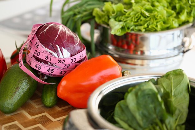 Verduras frescas con centímetro de goma alimentación saludable y pérdida de peso