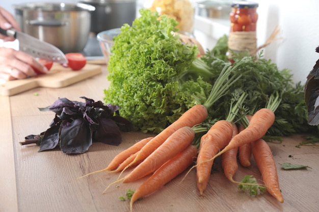 Verduras frescas en la cocina