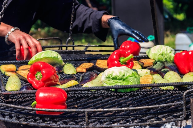 Verduras frescas cocinando a la parrilla