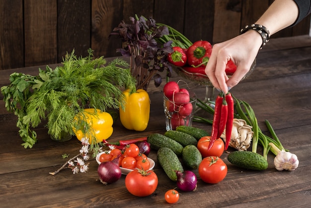 Verduras frescas de colores de un huerto en un fondo de madera oscuro