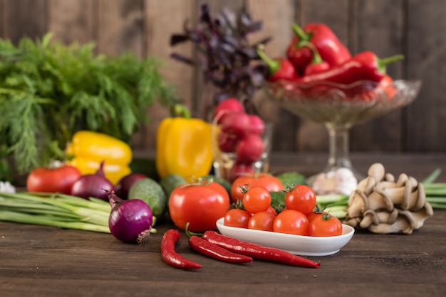 Verduras frescas de colores de un huerto en un fondo de madera oscuro