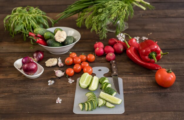 Verduras frescas de colores de un huerto en un fondo de madera oscuro