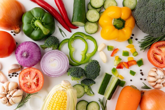 Verduras frescas de colores mezclados en la mesa