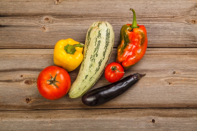 Foto verduras frescas coloridas en mesa de madera