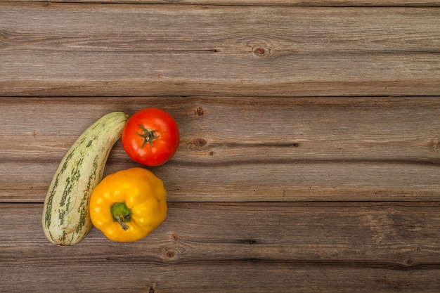 Foto verduras frescas coloridas en mesa de madera