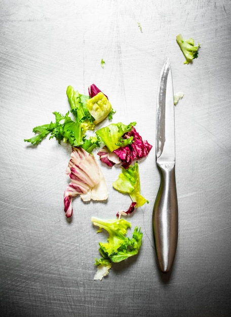 Verduras frescas com uma faca.