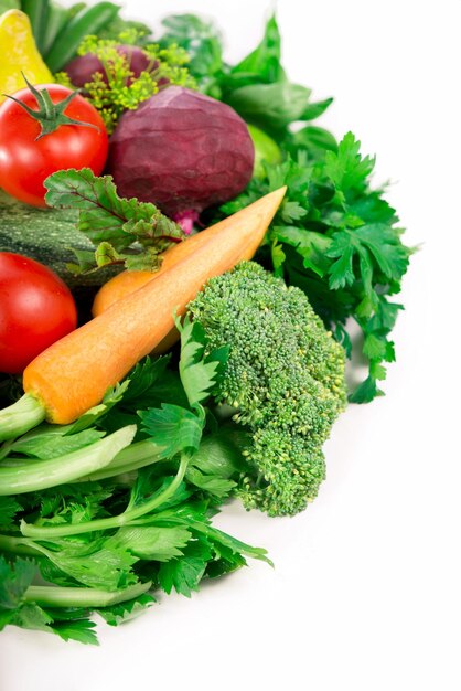 Verduras frescas Comida sana Vegetales crudos orgánicos de temporada Aislados sobre fondo blanco