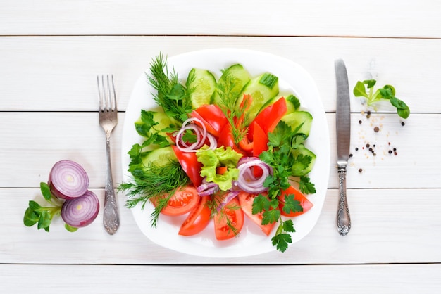 Verduras frescas cortadas en un plato En el antiguo espacio de copia libre de fondo