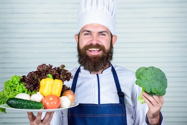 Verduras frescas de cosecha Elija los mejores ingredientes Hombre feliz presentando excelentes verduras Alimentos orgánicos Receta culinaria orgánica El chef principal usa solo productos ecológicos Concepto ecológico y orgánico