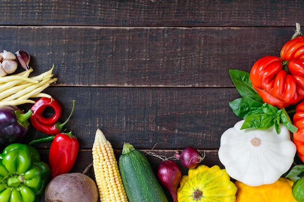 Verduras frescas cosechadas en el jardín sobre un fondo de madera oscura