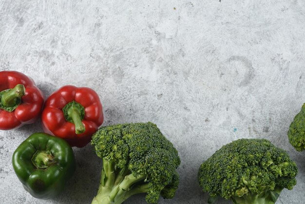 verduras frescas crudas para cocinar de forma saludable en el banner de vista superior de fondo blanco